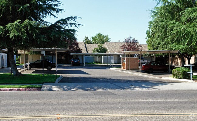 Primary Photo - 4676 E Clinton Ave