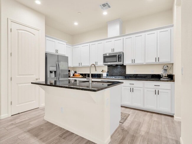 Building Photo - Beautiful 2019 Built 3 bedrooms 2.5 bath!