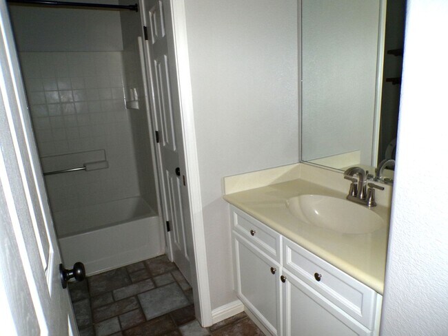 Building Photo - Beautiful East Modesto Home located in Sylvan School District