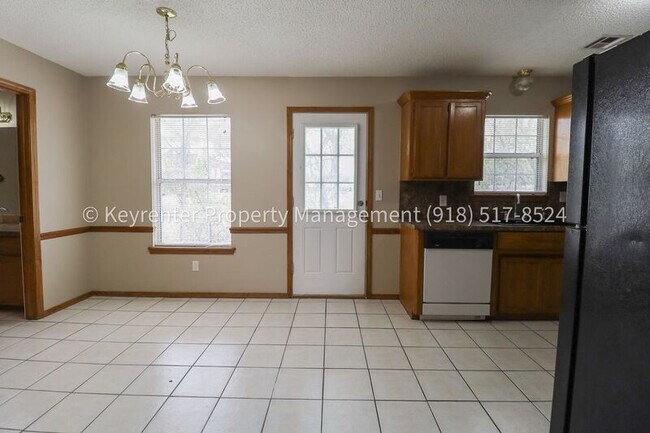 Building Photo - 1307 N Willow Dr