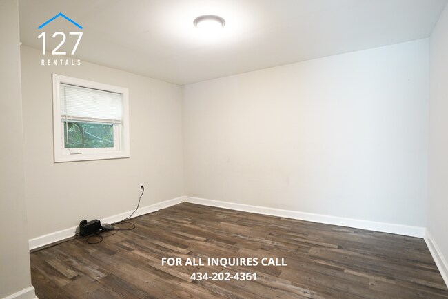 Building Photo - 3 Bedroom Unit with Electric and Water Utilities Included!!