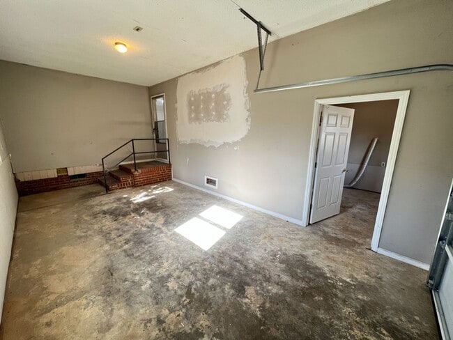 Building Photo - Freshly Remodeled 3 Bedroom Home Near Down...