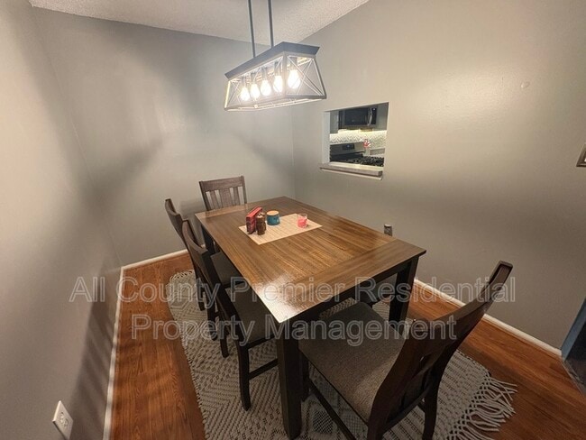 Building Photo - 60 Versailles Ct