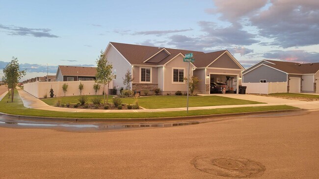 Building Photo - 3 Bed 2 Full Bath home