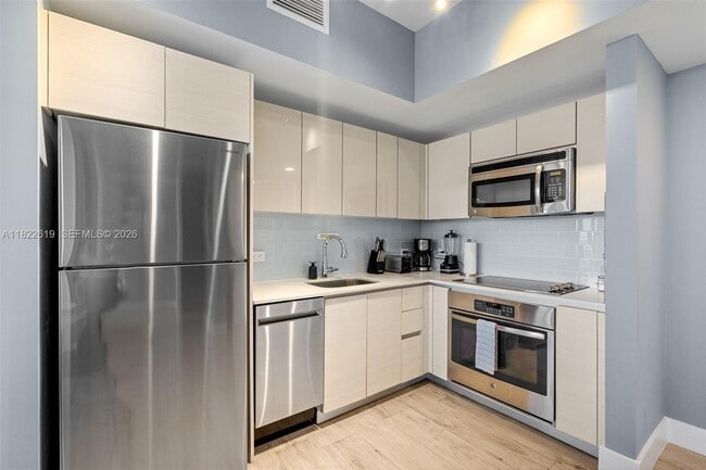 Building Photo - 2600 E Hallandale Beach Blvd