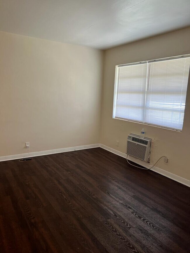 Building Photo - 11870 NE 16th Ave