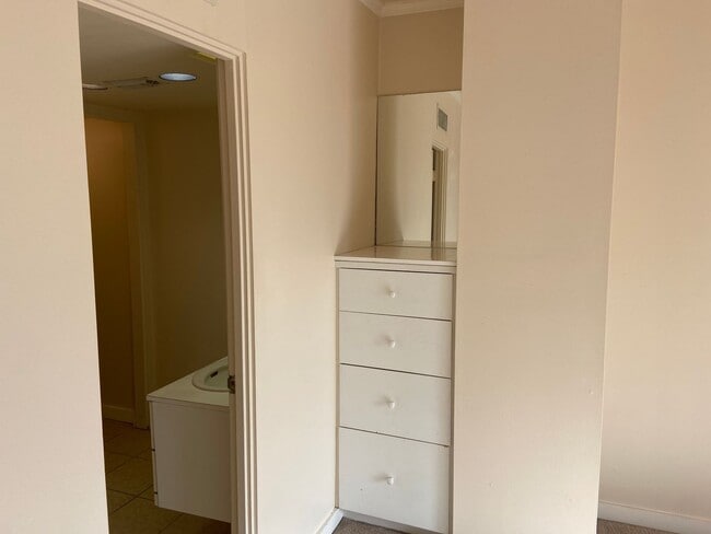 Building Photo - Spacious Riverhill Townhome