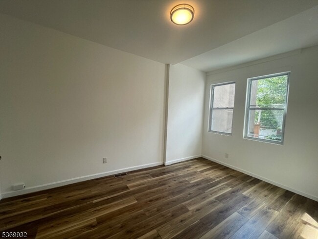 Building Photo - 572 N 9th St