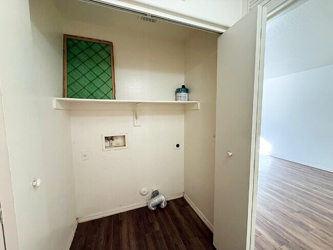 Building Photo - "Spacious 4-Bedroom Townhouse in Prime Phoenix Location – Quiet and Move-in ready!"