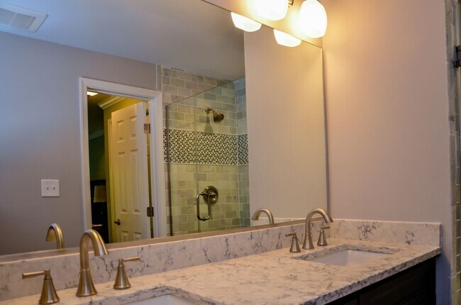 Building Photo - Sunny Luxury 2 Bedrooms 2 Baths Condo with...