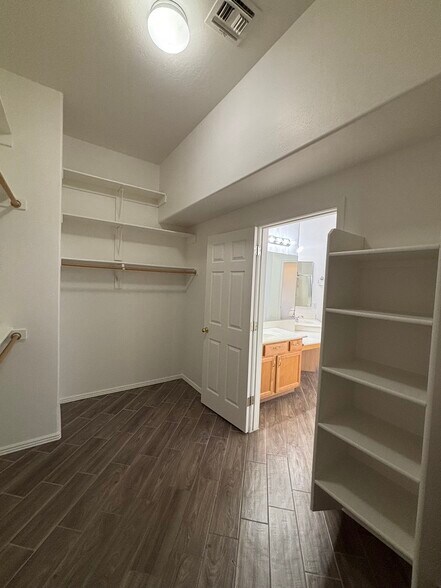 Building Photo - 2120 E Flintlock Way