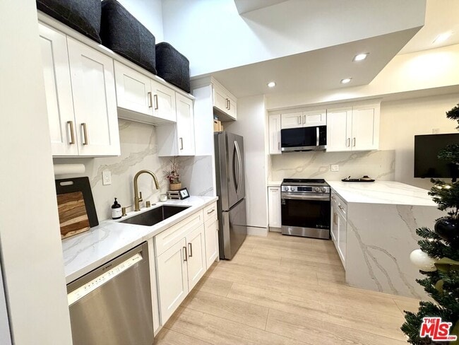 Building Photo - 5561 1/2 El Canon Ave