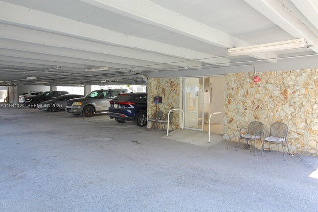 Building Photo - 1615 West Ave