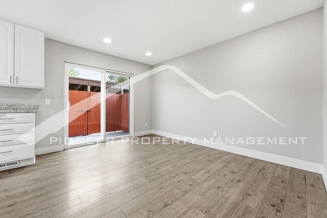 Building Photo - Spacious Townhouse with Washer/Dryer and Central AC