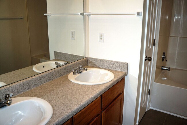 Building Photo - Spalding Co. Townhouse