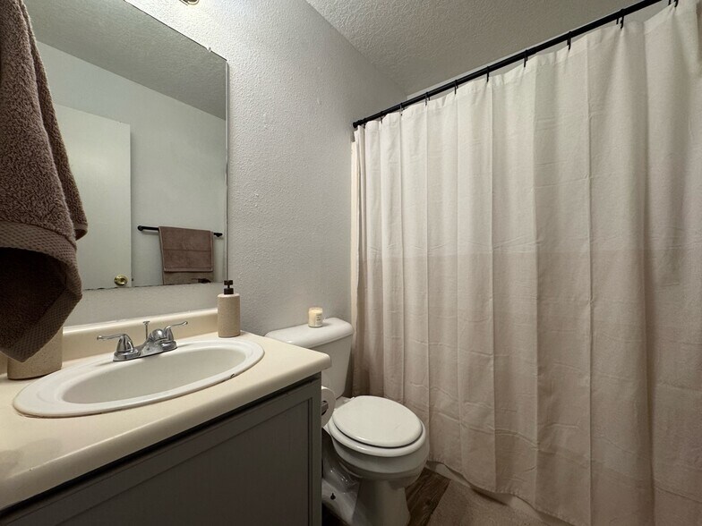 Building Photo - 652 Vancouver Rd SE