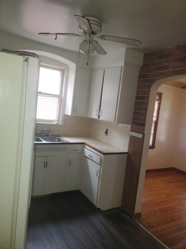 Building Photo - 8544 Roselawn St