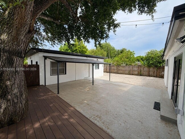 Building Photo - 165 Lawn Way