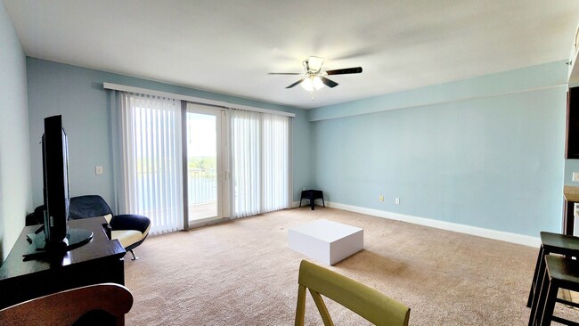 Building Photo - Condo in Laketown Wharf for Rent!