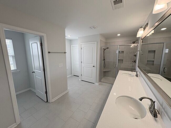 Building Photo - 153 Brockway Dr