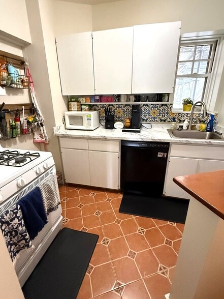 Building Photo - 993 Memorial Dr