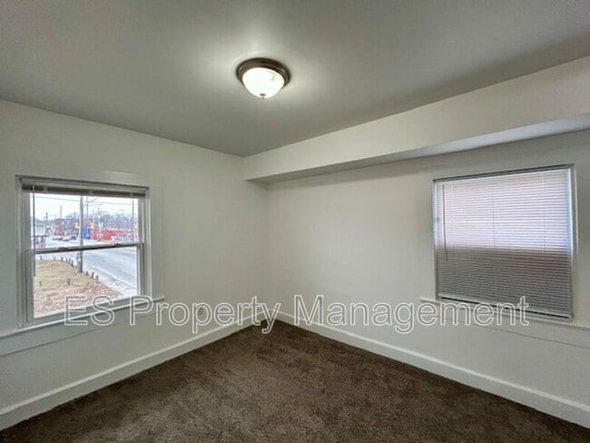 Building Photo - 2960 N Park Ave