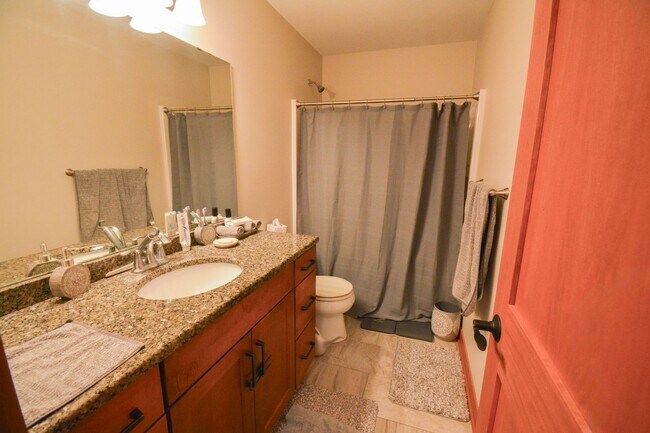 Building Photo - Spacious 4-Bedroom Home with Scenic Views ...