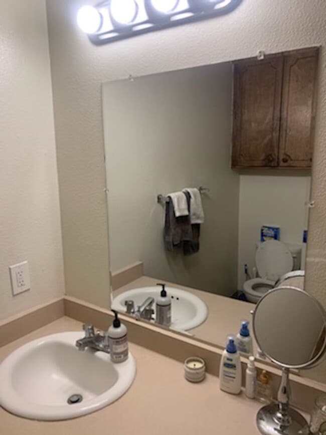 Building Photo - 621 W 7th St