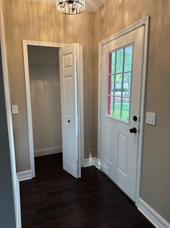 Building Photo - 1115 Damask St