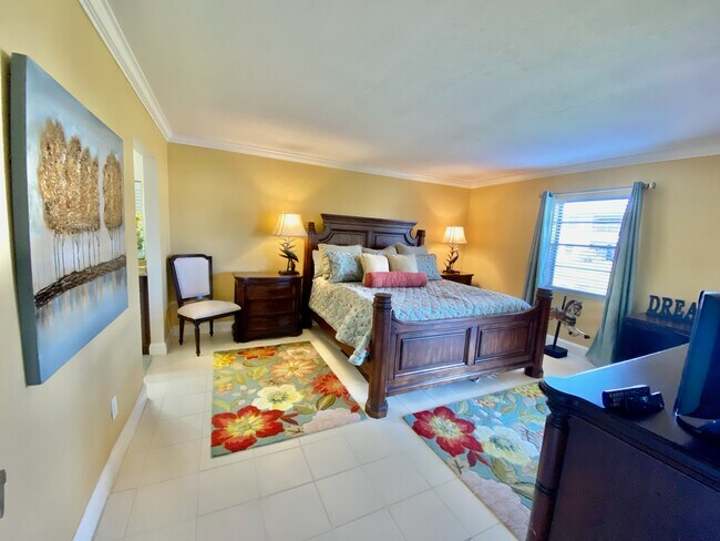 Building Photo - 145 Cypress Way E