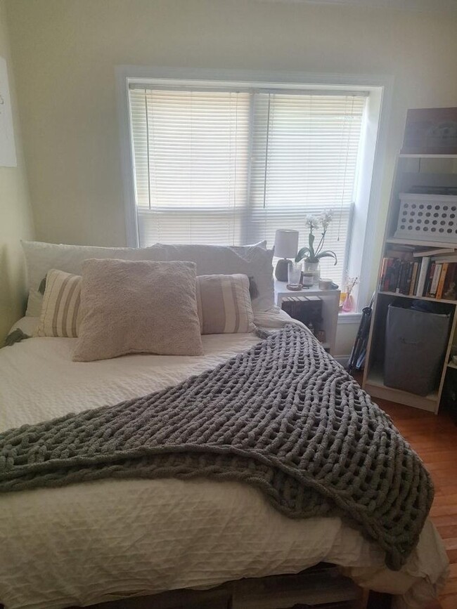 Building Photo - Large, newer, pet friendly 3 bed with all ...