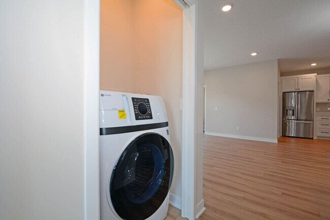 Building Photo - New Construction Townhouse Available Now in Roseville!