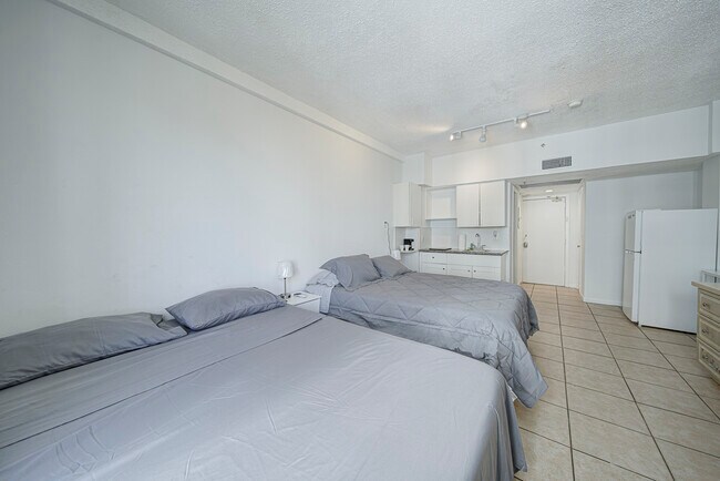 Building Photo - 6345 Collins Ave