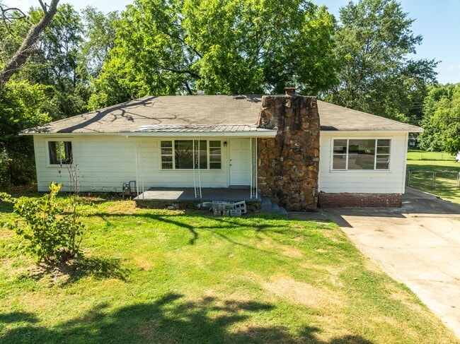 Building Photo - Freshly Updated 3 Bedroom Home