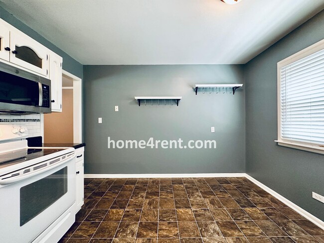 Building Photo - Beautiful Hardwoods w Fenced-in Yard!