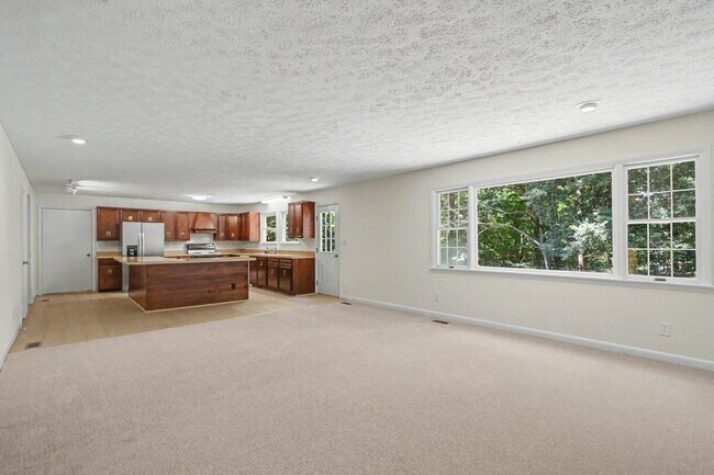 Building Photo - 151 Country Club Dr