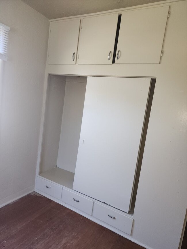 Building Photo - Escalon cute 2 bedroom duplex w/garage