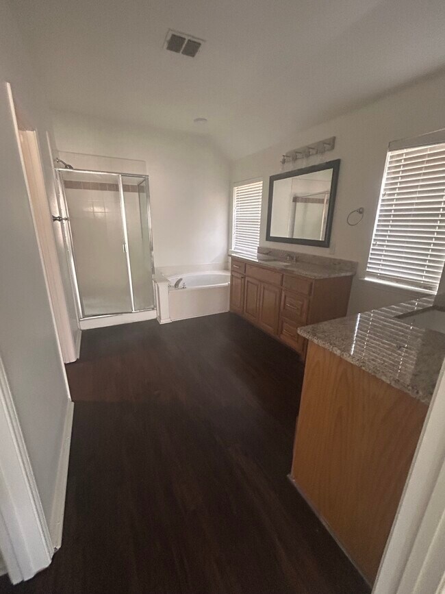 Building Photo - 403 Victory Ln