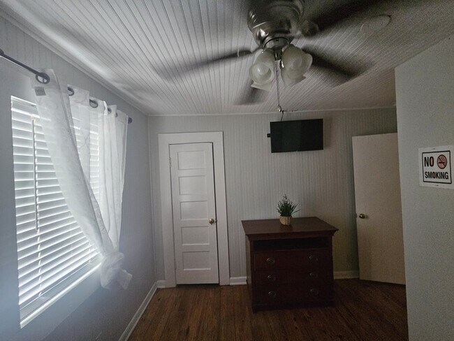 Building Photo - Furnished Three Bedroom Ranch Home