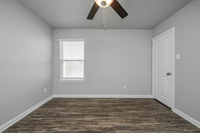 Building Photo - 602 Hollyhock Dr