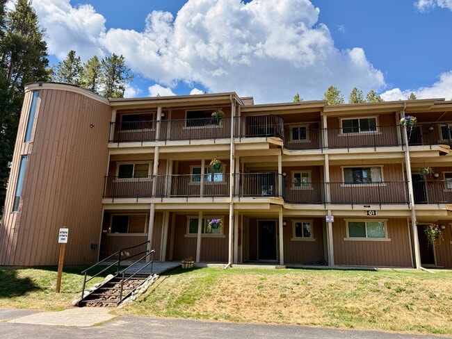 Building Photo - 40 Village Dr