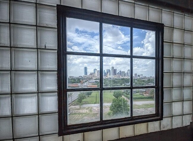 Building Photo - 2400 S Ervay St