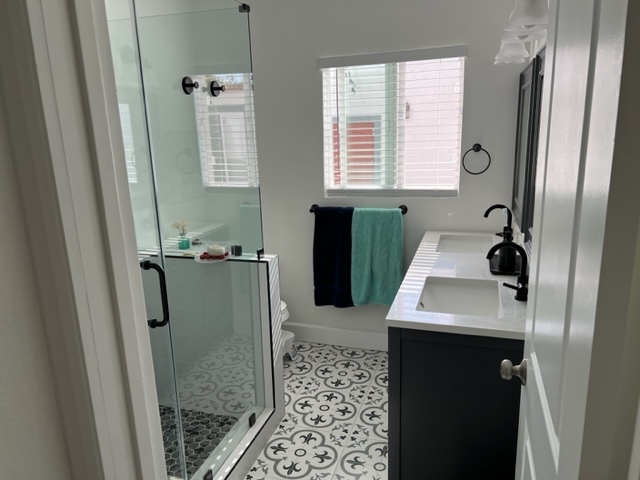 Bathroom - 2000 W 67th St