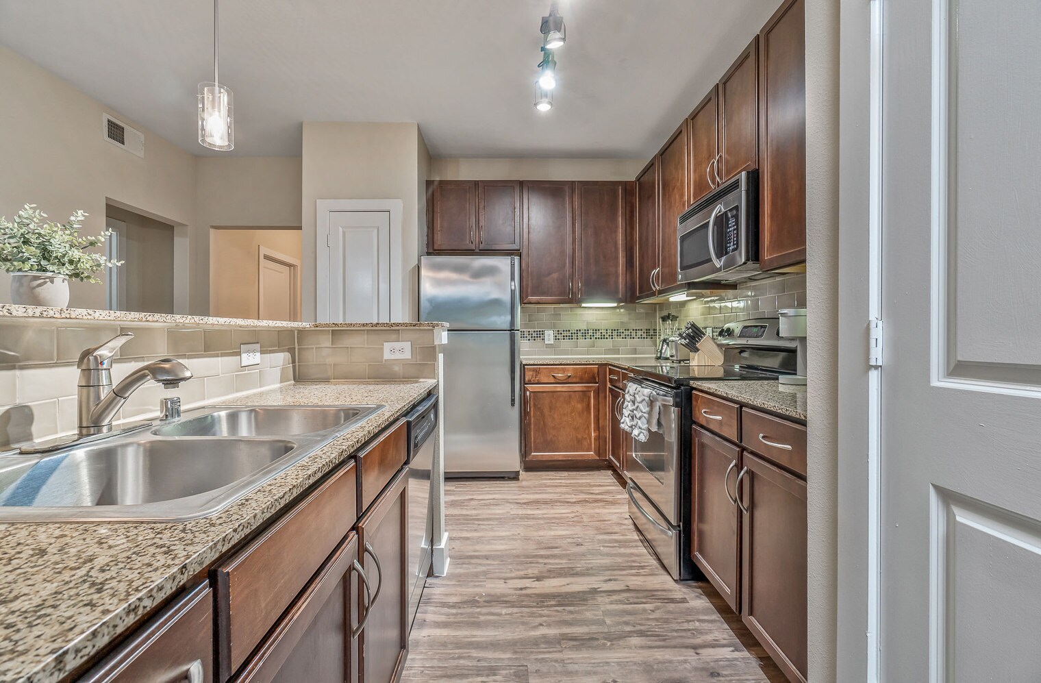 Building Photo - 7373 Valley View Ln