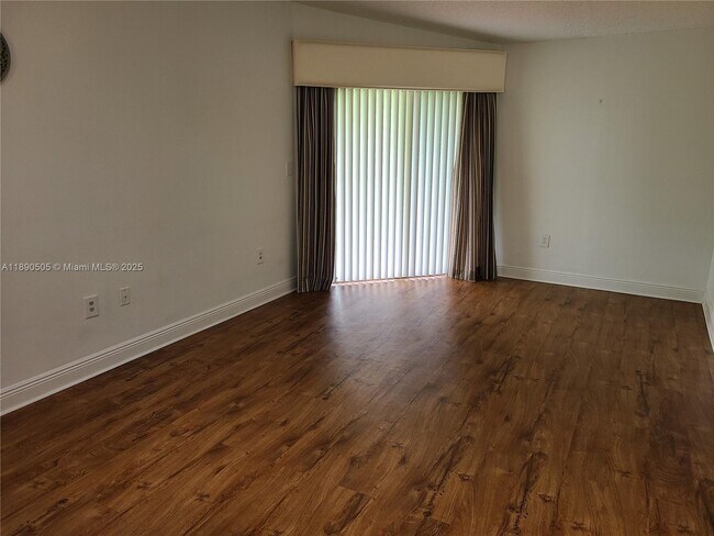 Building Photo - 9851 Nob Hill Ct