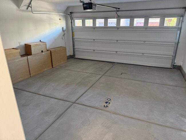 Building Photo - Large Southern Highlands Tri-Level Home. P...