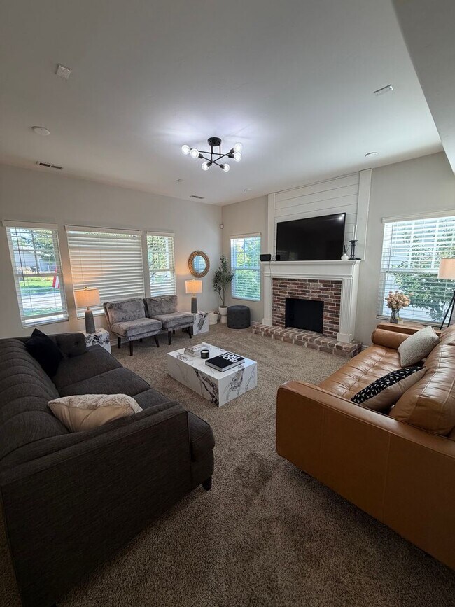 Building Photo - 4481 Iron Mountain Dr