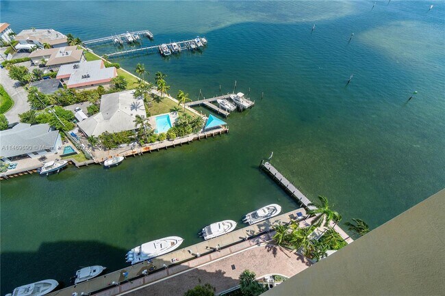 Building Photo - 2650 Lake Shore Dr