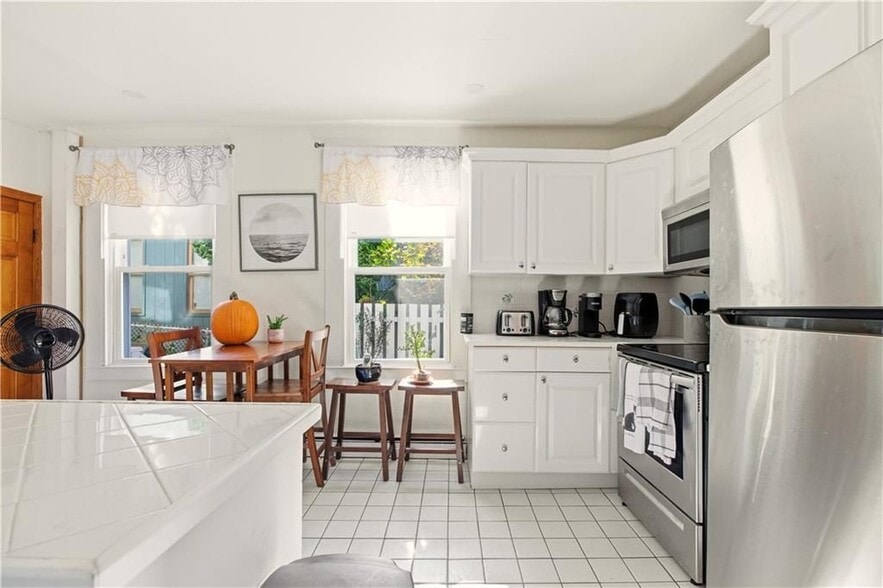 Building Photo - 13 Holland St