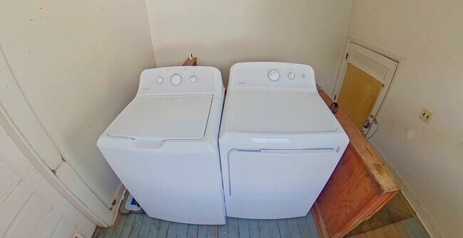 Building Photo - Hardwood Floors + Pet Friendly + Off-Stree...